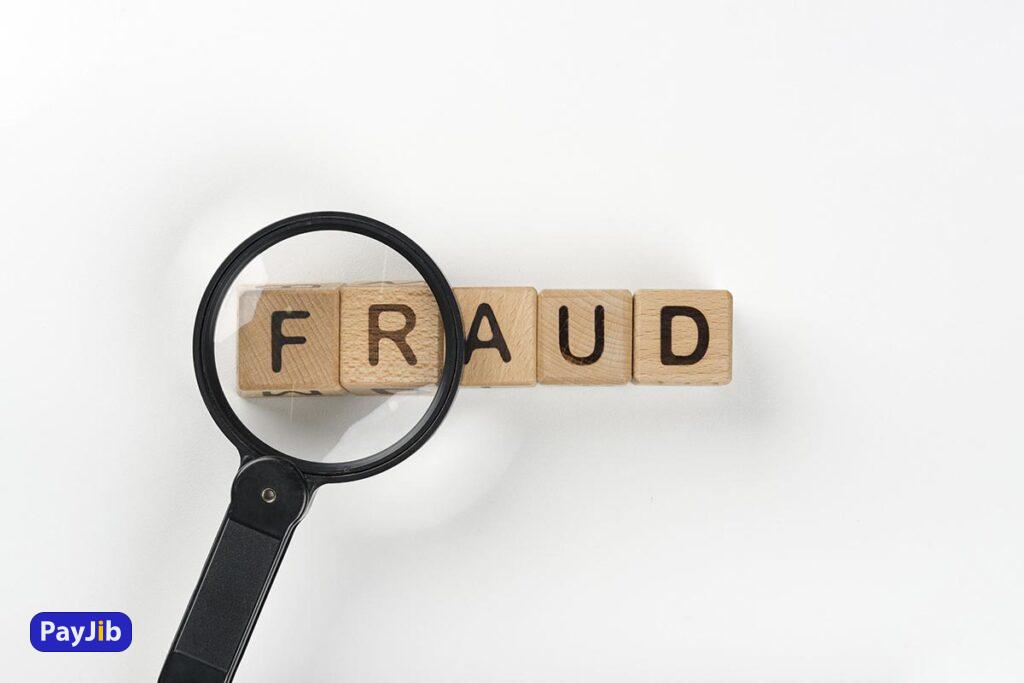 متن alt: تصویر کلمه "FRAUD" روی مکعب‌های چوبی با بزرگنمایی.