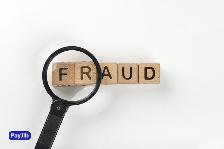 متن alt: تصویر کلمه "FRAUD" روی مکعب‌های چوبی با بزرگنمایی.